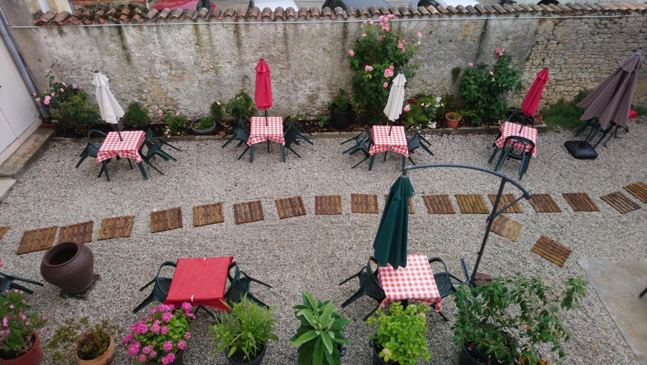 Hotel Cafe De Paris Lesparre-Médoc Esterno foto